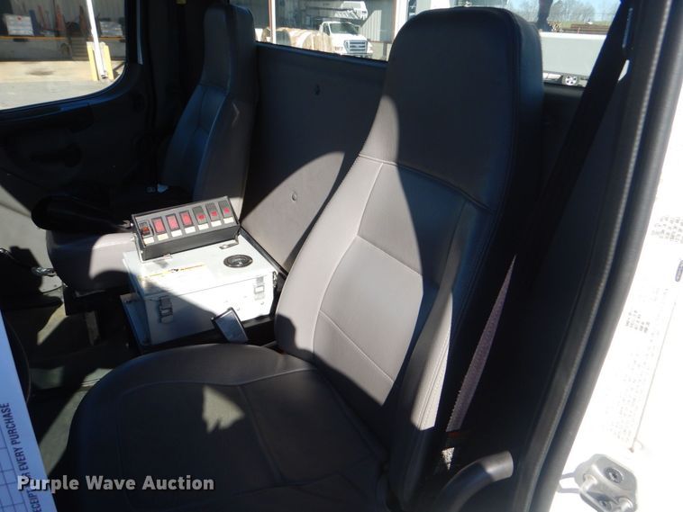 image for item LT9035 2009 Freightliner Business Class M2  bucket truck