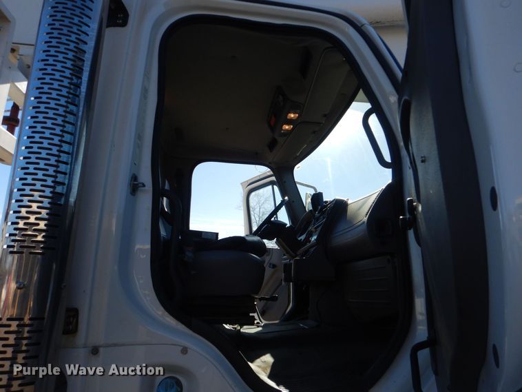 image for item LT9035 2009 Freightliner Business Class M2  bucket truck