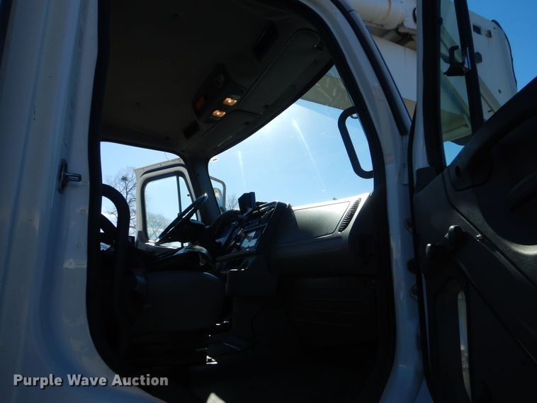 image for item LT9035 2009 Freightliner Business Class M2  bucket truck