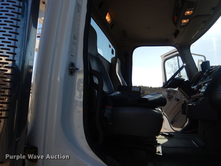 image for item LT9035 2009 Freightliner Business Class M2  bucket truck