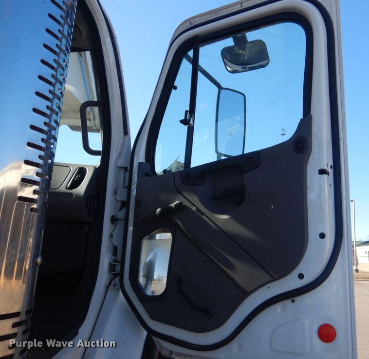 image for item LT9035 2009 Freightliner Business Class M2  bucket truck