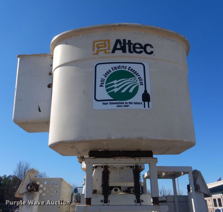 image for item LT9035 2009 Freightliner Business Class M2  bucket truck