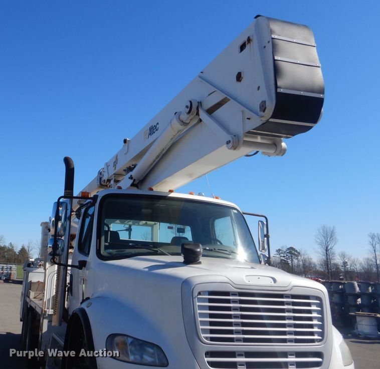 image for item LT9035 2009 Freightliner Business Class M2  bucket truck