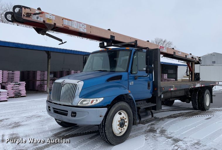 image for item MA9885 2006 International 4300  flatbed truck