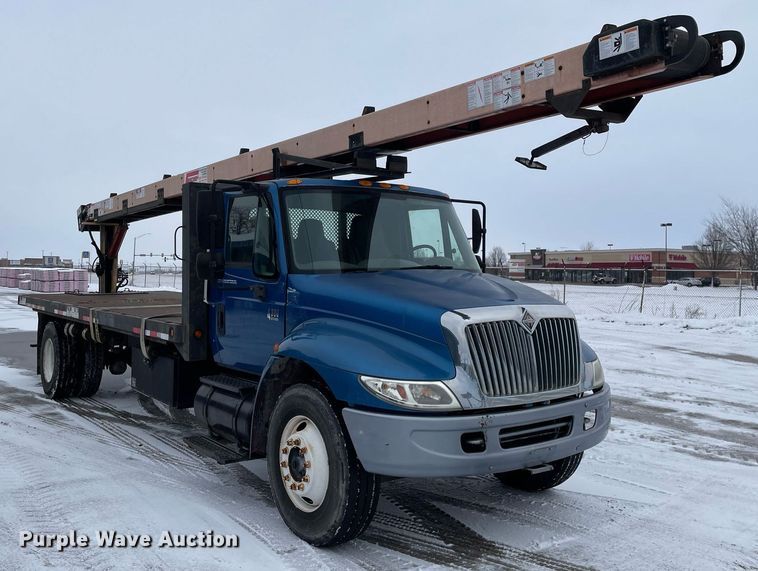 image for item MA9885 2006 International 4300  flatbed truck