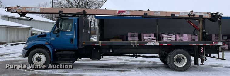 image for item MA9885 2006 International 4300  flatbed truck