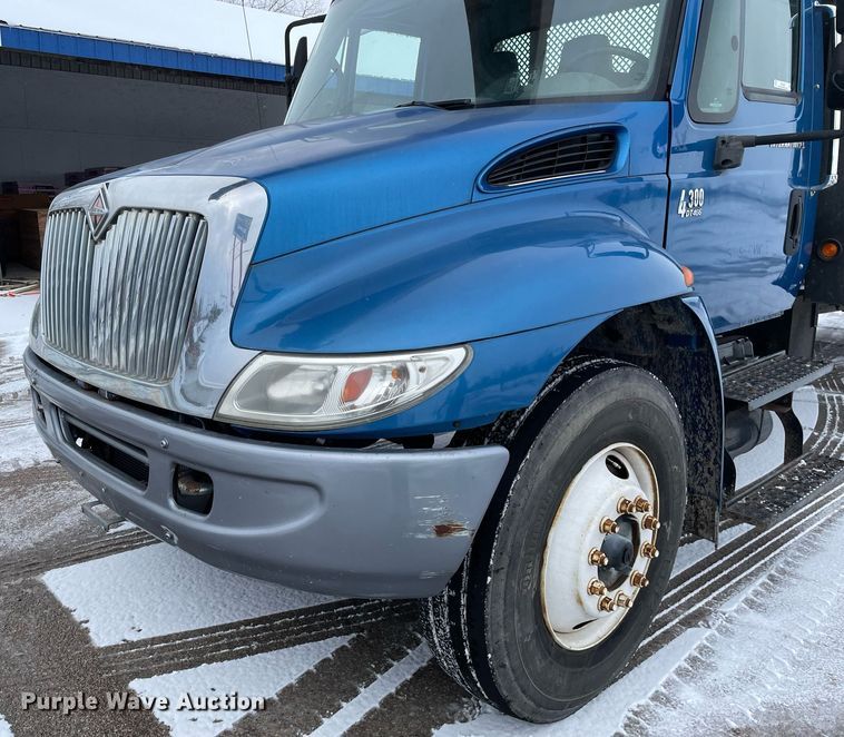 image for item MA9885 2006 International 4300  flatbed truck