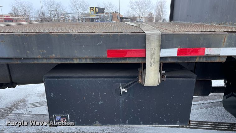 image for item MA9885 2006 International 4300  flatbed truck