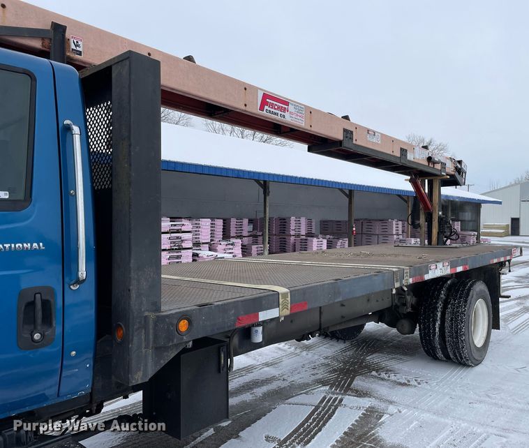 image for item MA9885 2006 International 4300  flatbed truck
