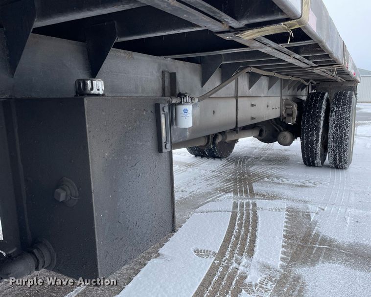 image for item MA9885 2006 International 4300  flatbed truck