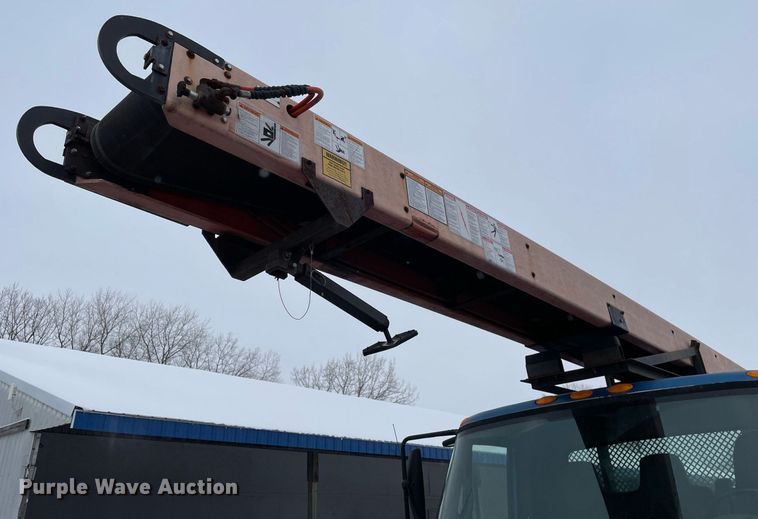 image for item MA9885 2006 International 4300  flatbed truck