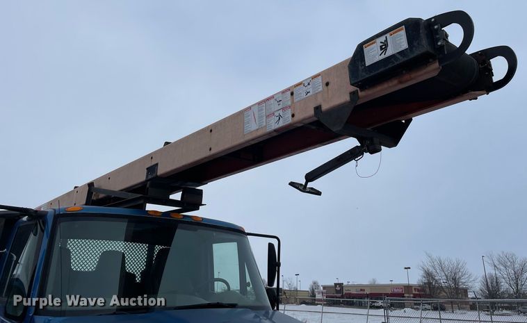 image for item MA9885 2006 International 4300  flatbed truck