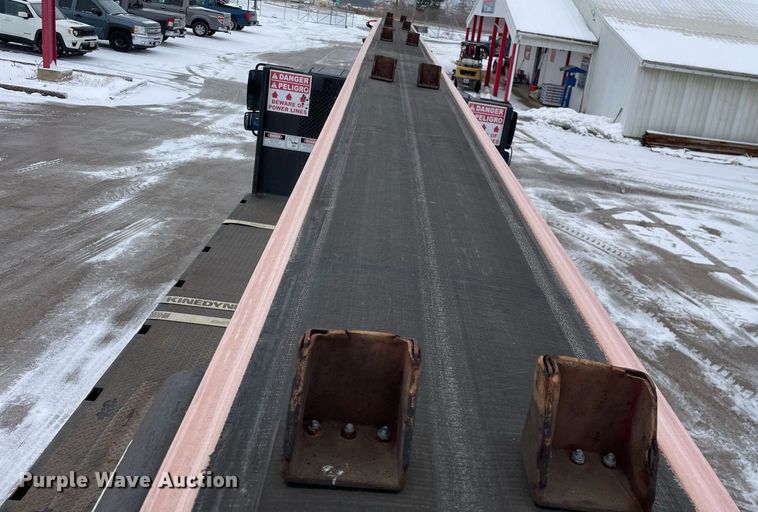 image for item MA9885 2006 International 4300  flatbed truck