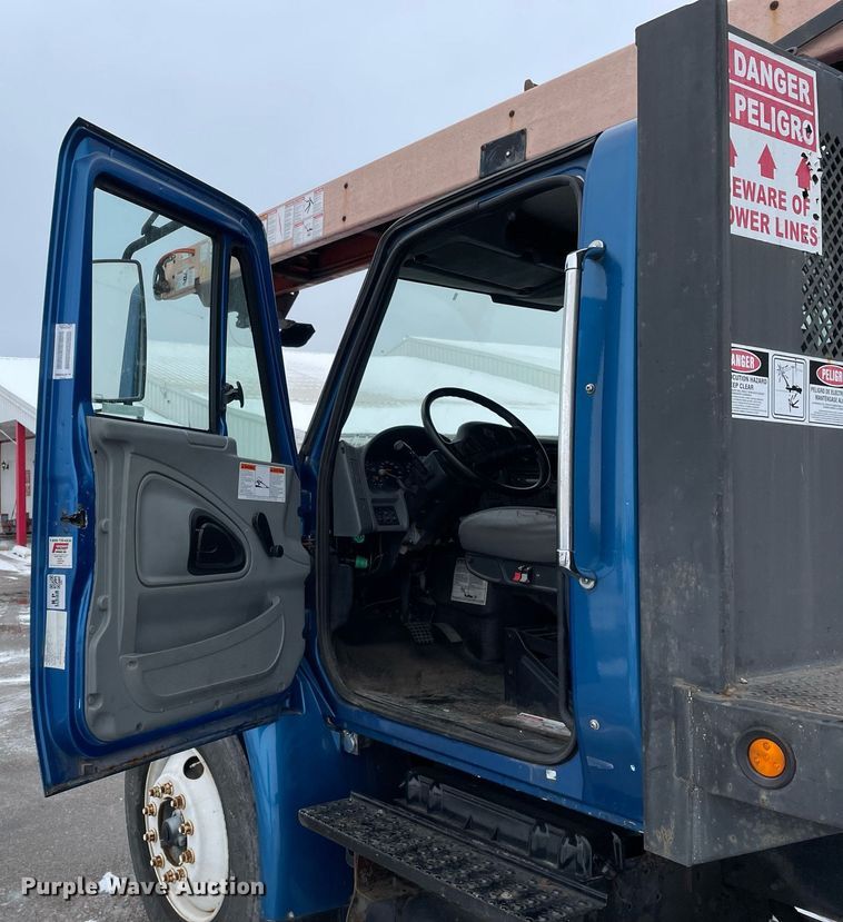 image for item MA9885 2006 International 4300  flatbed truck