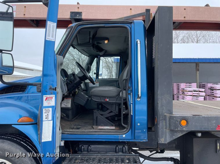 image for item MA9885 2006 International 4300  flatbed truck