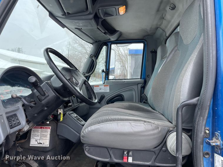 image for item MA9885 2006 International 4300  flatbed truck