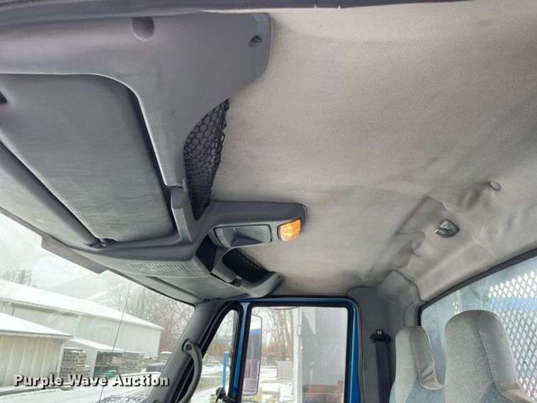 image for item MA9885 2006 International 4300  flatbed truck