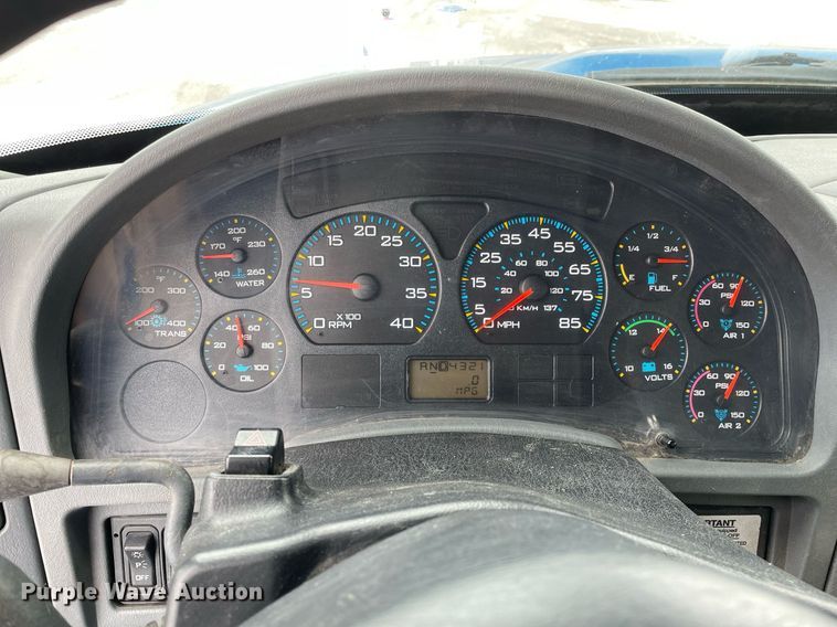 image for item MA9885 2006 International 4300  flatbed truck