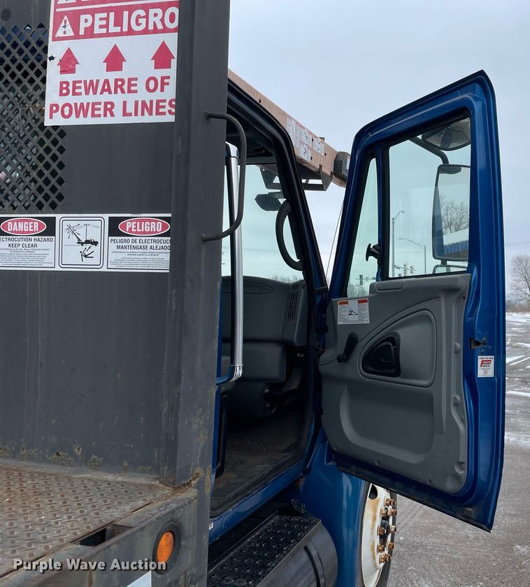 image for item MA9885 2006 International 4300  flatbed truck