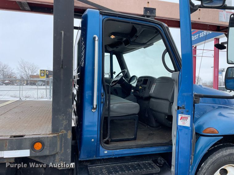 image for item MA9885 2006 International 4300  flatbed truck