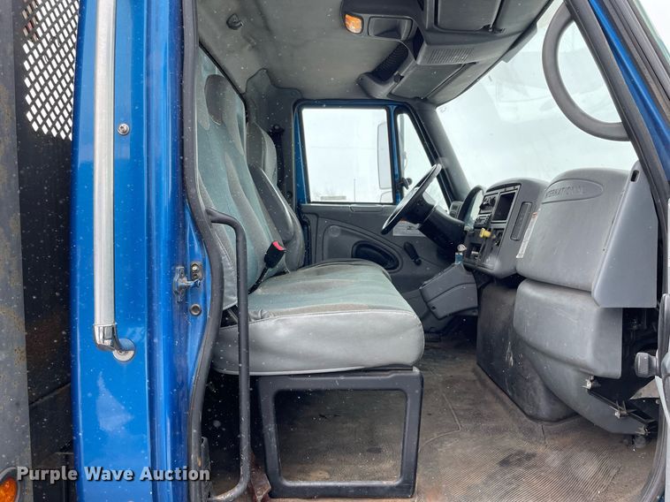 image for item MA9885 2006 International 4300  flatbed truck