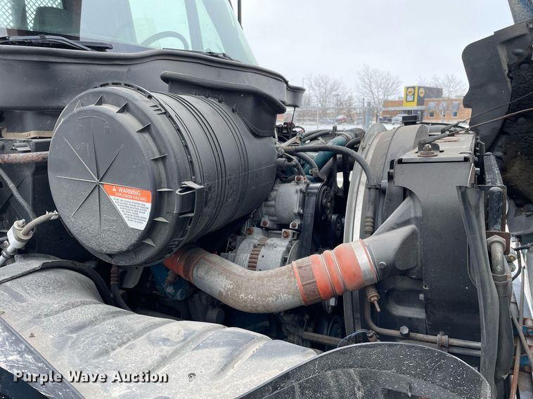 image for item MA9885 2006 International 4300  flatbed truck