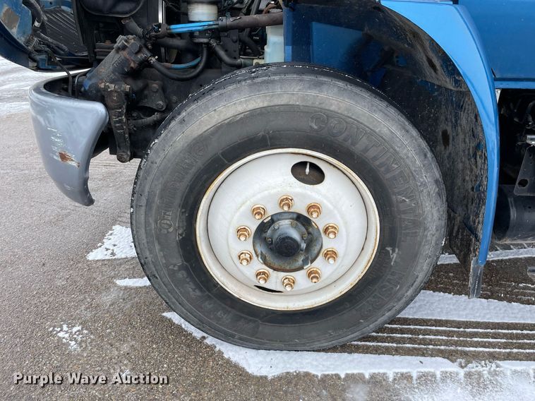 image for item MA9885 2006 International 4300  flatbed truck