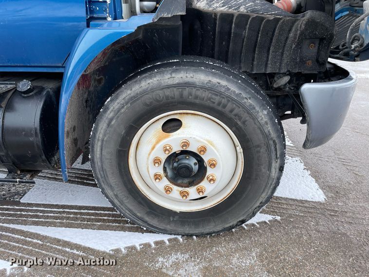 image for item MA9885 2006 International 4300  flatbed truck