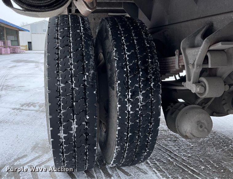 image for item MA9885 2006 International 4300  flatbed truck