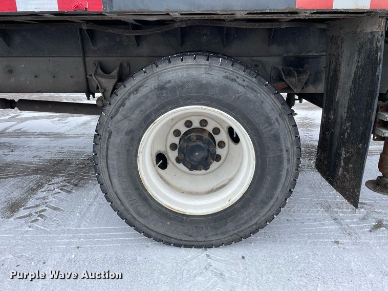 image for item MA9885 2006 International 4300  flatbed truck