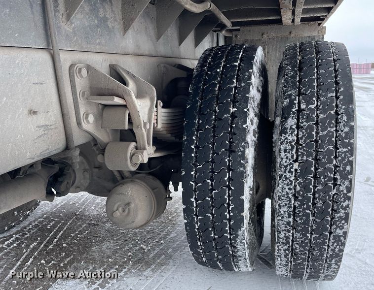 image for item MA9885 2006 International 4300  flatbed truck