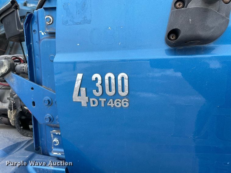 image for item MA9885 2006 International 4300  flatbed truck