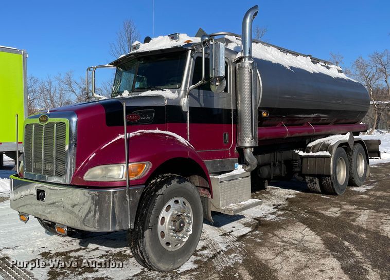 image for item MA9899 2006 Peterbilt 335  tank truck