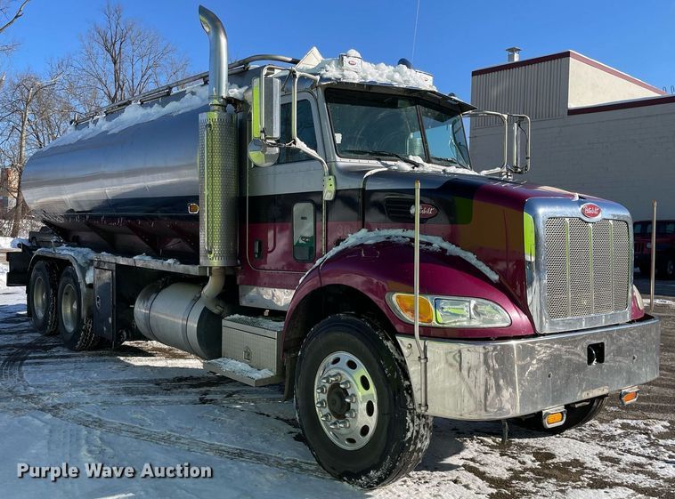 image for item MA9899 2006 Peterbilt 335  tank truck