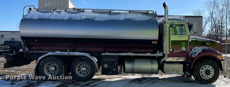 image for item MA9899 2006 Peterbilt 335  tank truck