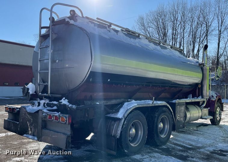 image for item MA9899 2006 Peterbilt 335  tank truck