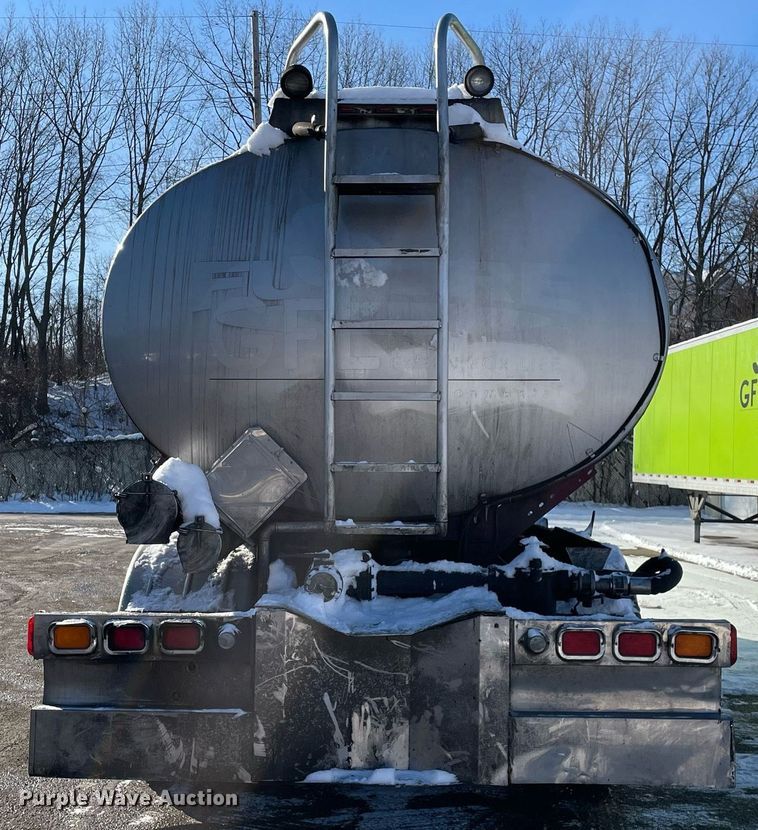 image for item MA9899 2006 Peterbilt 335  tank truck