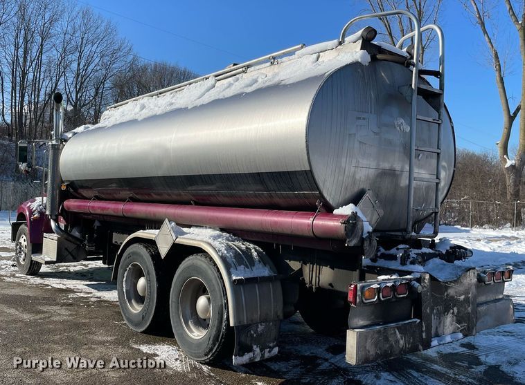 image for item MA9899 2006 Peterbilt 335  tank truck