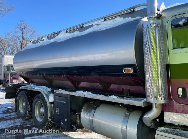 image for item MA9899 2006 Peterbilt 335  tank truck