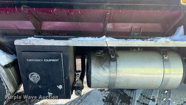 image for item MA9899 2006 Peterbilt 335  tank truck