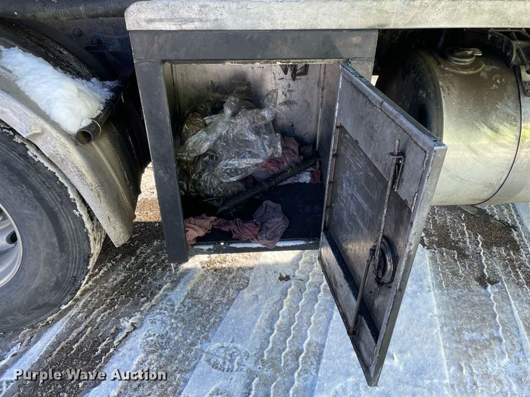 image for item MA9899 2006 Peterbilt 335  tank truck