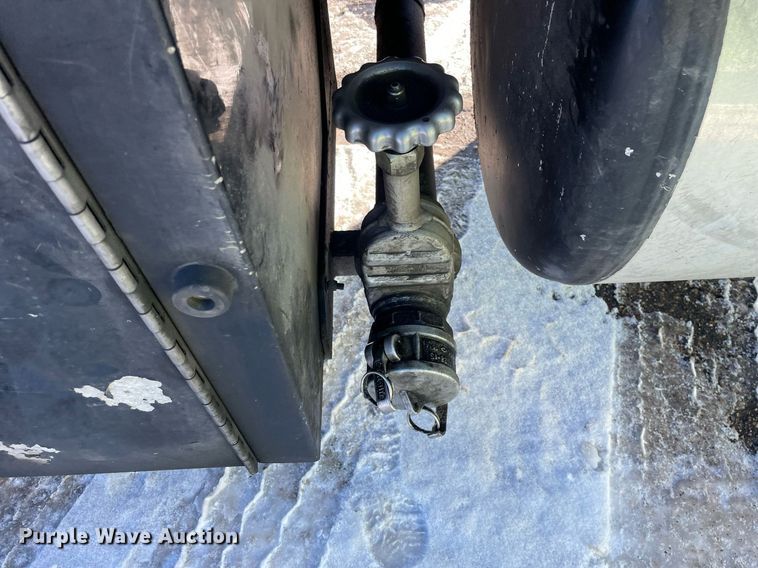 image for item MA9899 2006 Peterbilt 335  tank truck