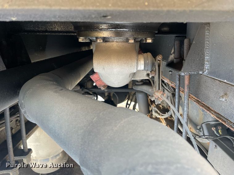 image for item MA9899 2006 Peterbilt 335  tank truck