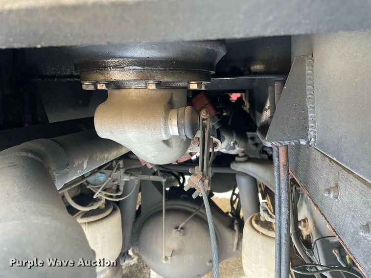 image for item MA9899 2006 Peterbilt 335  tank truck