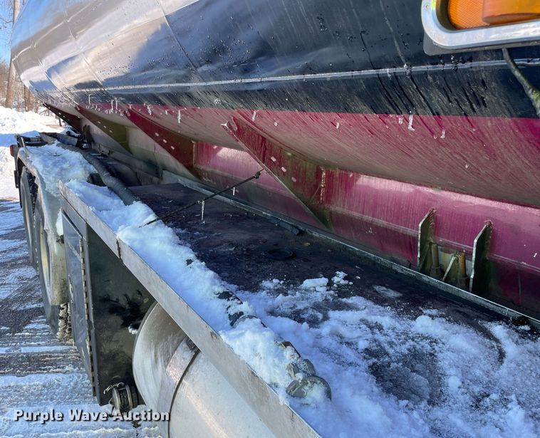 image for item MA9899 2006 Peterbilt 335  tank truck