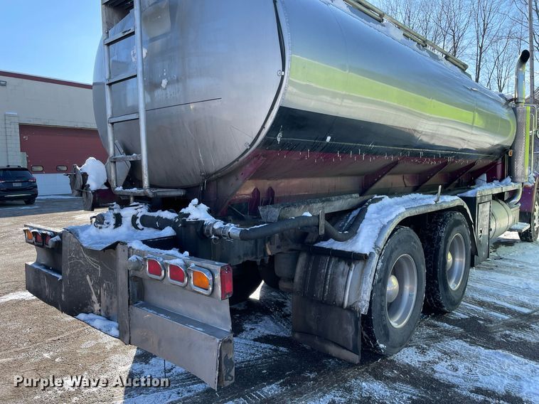 image for item MA9899 2006 Peterbilt 335  tank truck
