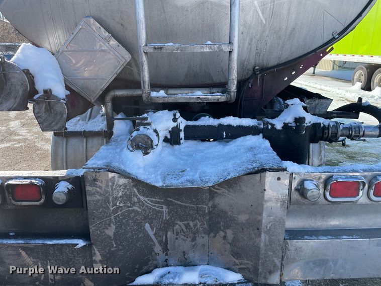 image for item MA9899 2006 Peterbilt 335  tank truck