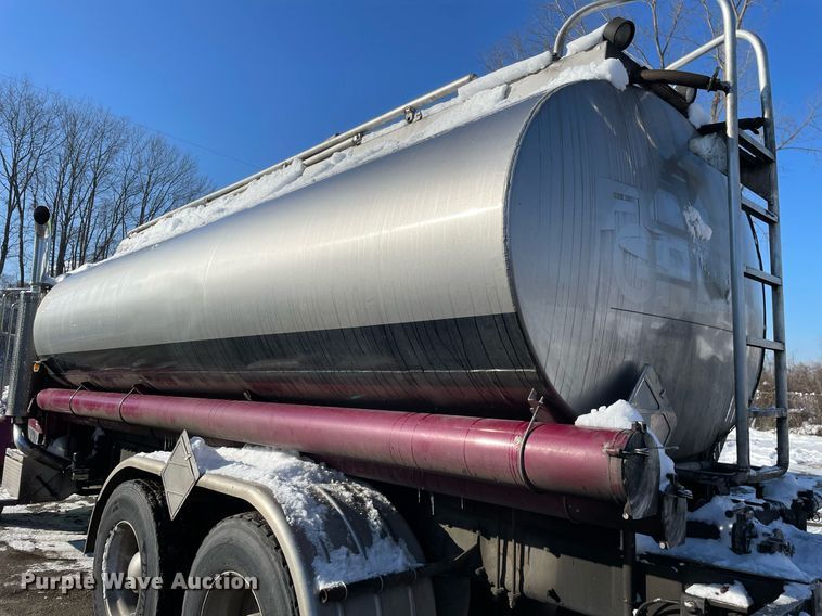 image for item MA9899 2006 Peterbilt 335  tank truck