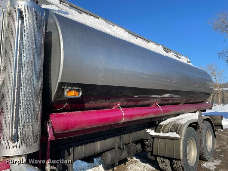 image for item MA9899 2006 Peterbilt 335  tank truck