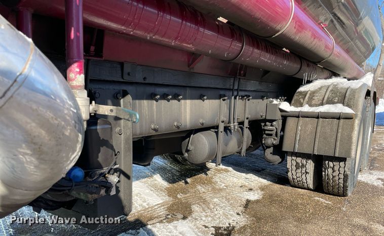 image for item MA9899 2006 Peterbilt 335  tank truck